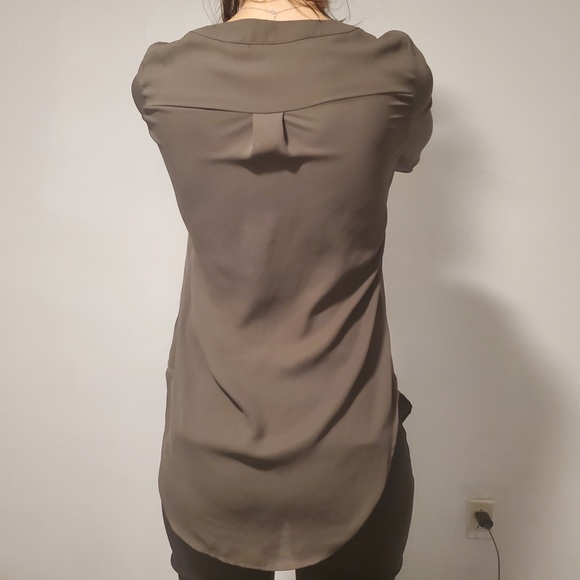 The same blouse over and over - Picture 6 of 7